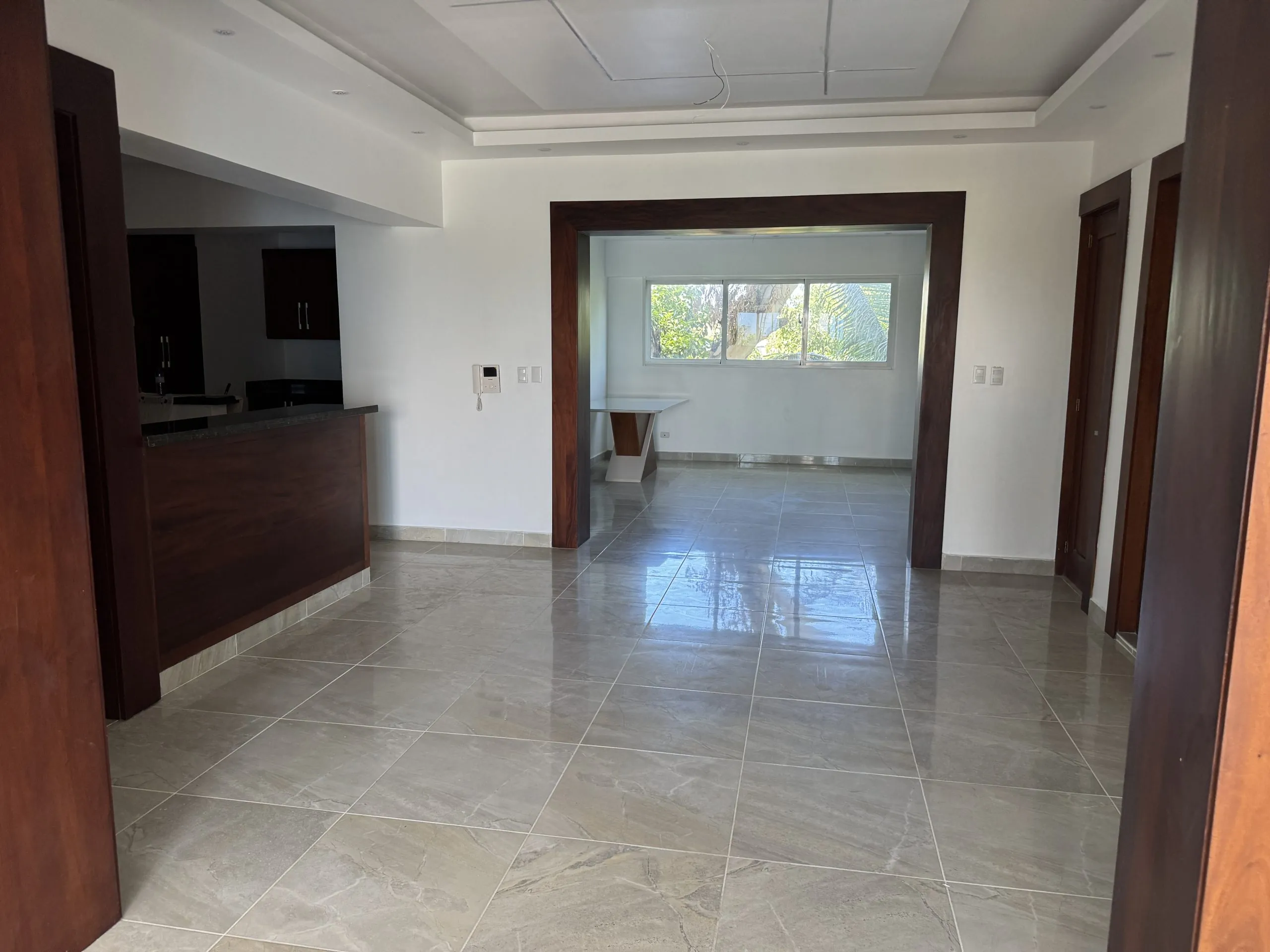 Apartamento con cocina Fría y Caliente, parqueos Techados en torre con Ascensor