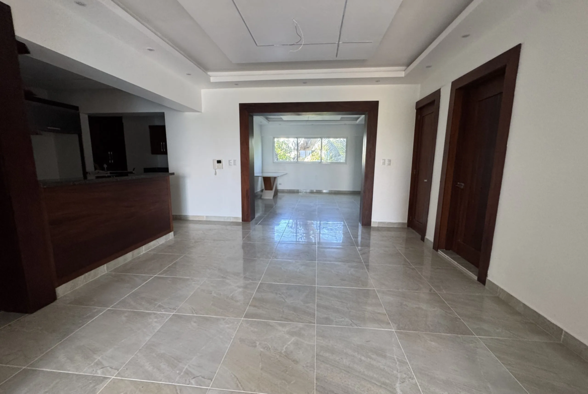 Apartamento con cocina Fría y Caliente, parqueos Techados en torre con Ascensor