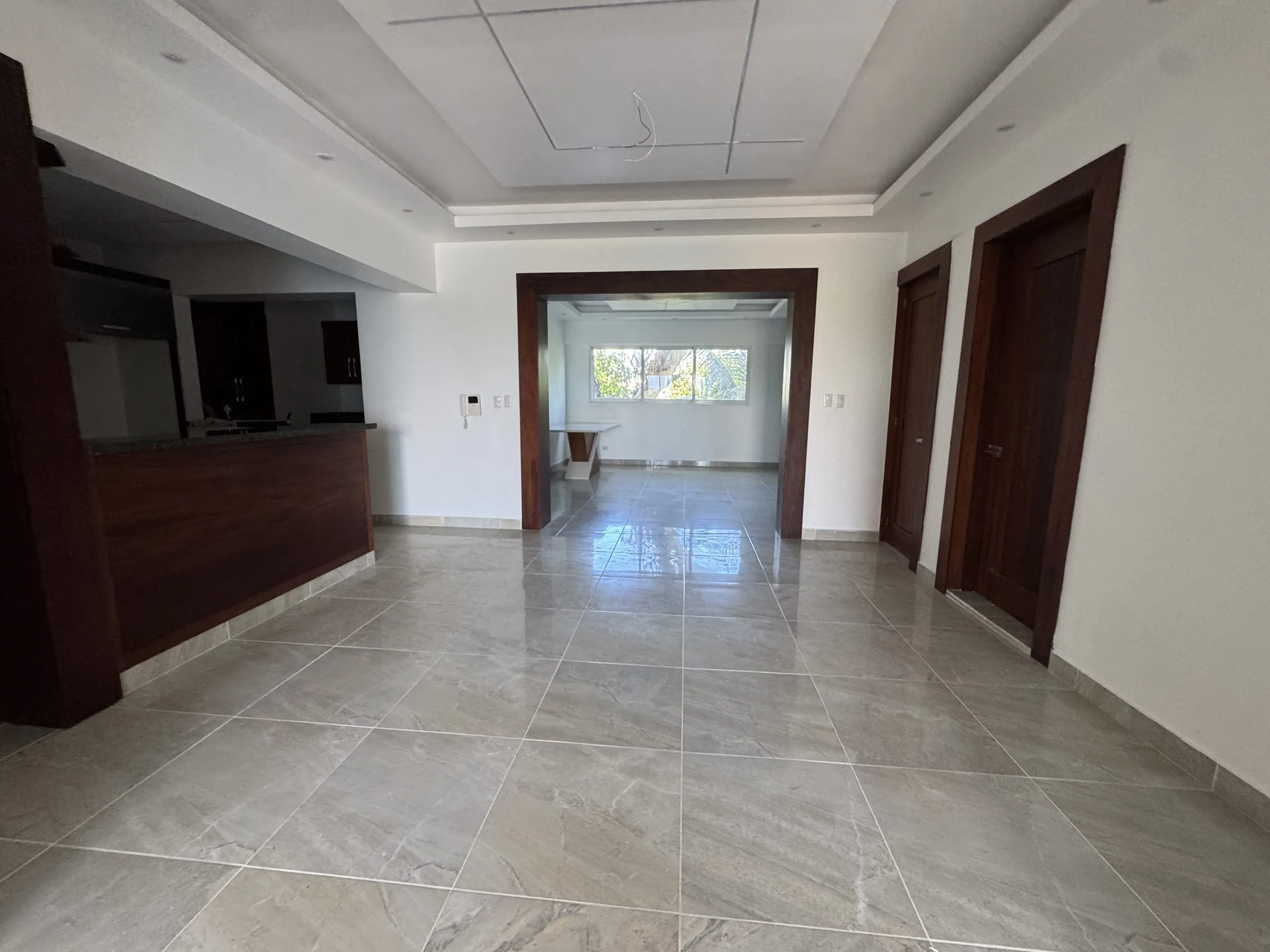 Apartamento con cocina Fría y Caliente, parqueos Techados en torre con Ascensor