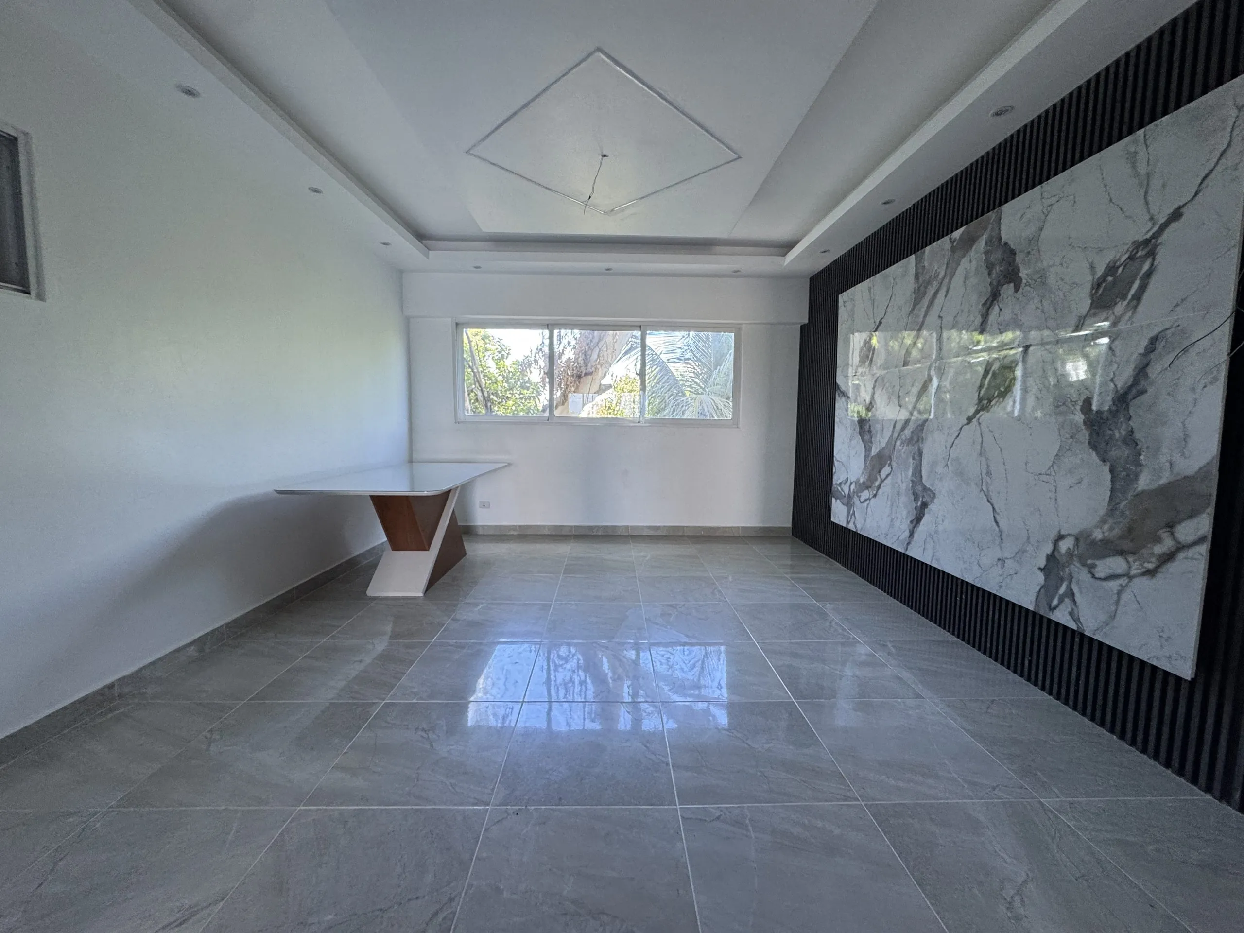 Apartamento con cocina Fría y Caliente, parqueos Techados en torre con Ascensor