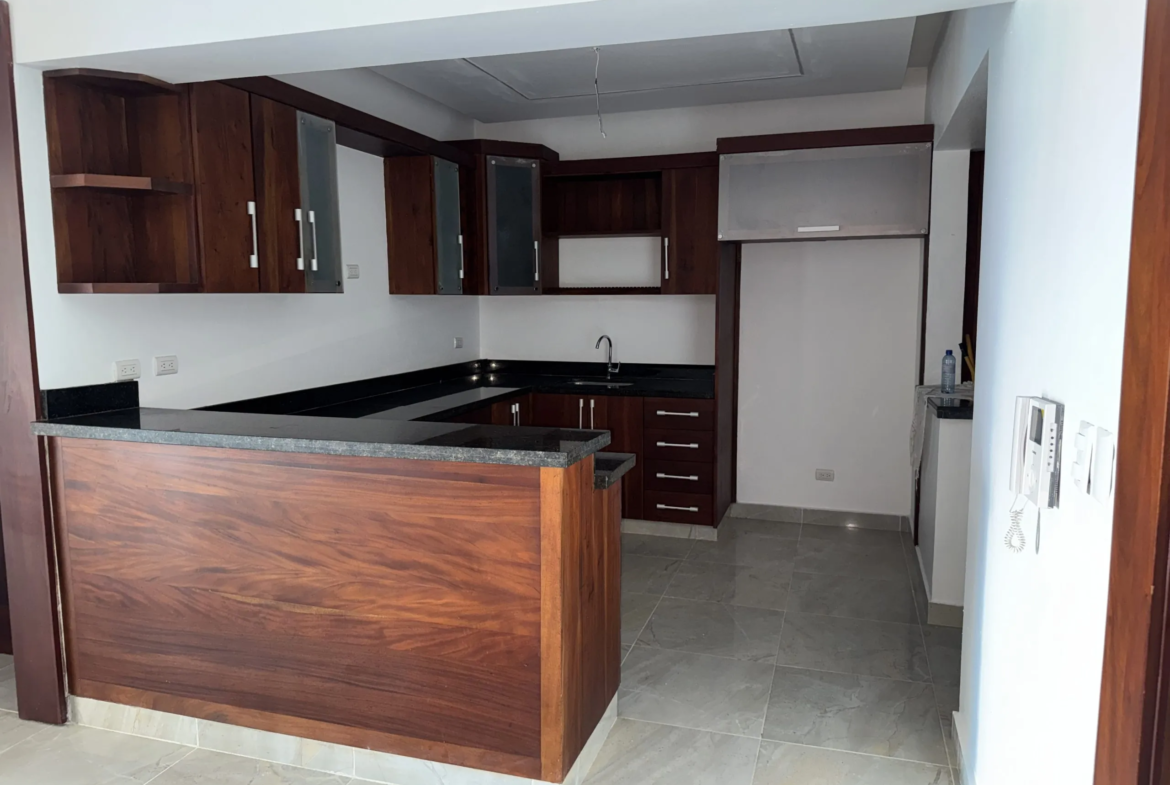 Apartamento con cocina Fría y Caliente, parqueos Techados en torre con Ascensor