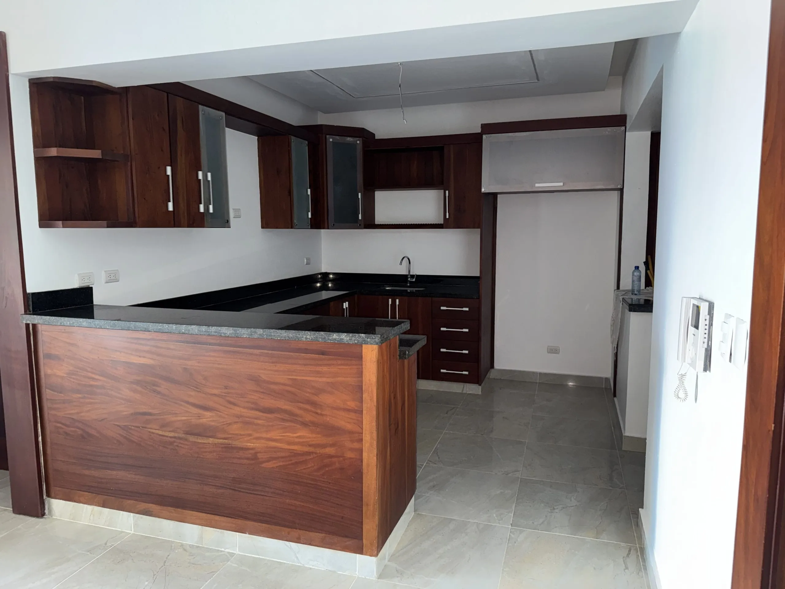 Apartamento con cocina Fría y Caliente, parqueos Techados en torre con Ascensor