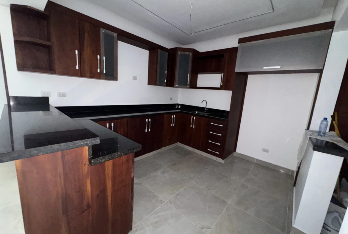 Apartamento con cocina Fría y Caliente, parqueos Techados en torre con Ascensor