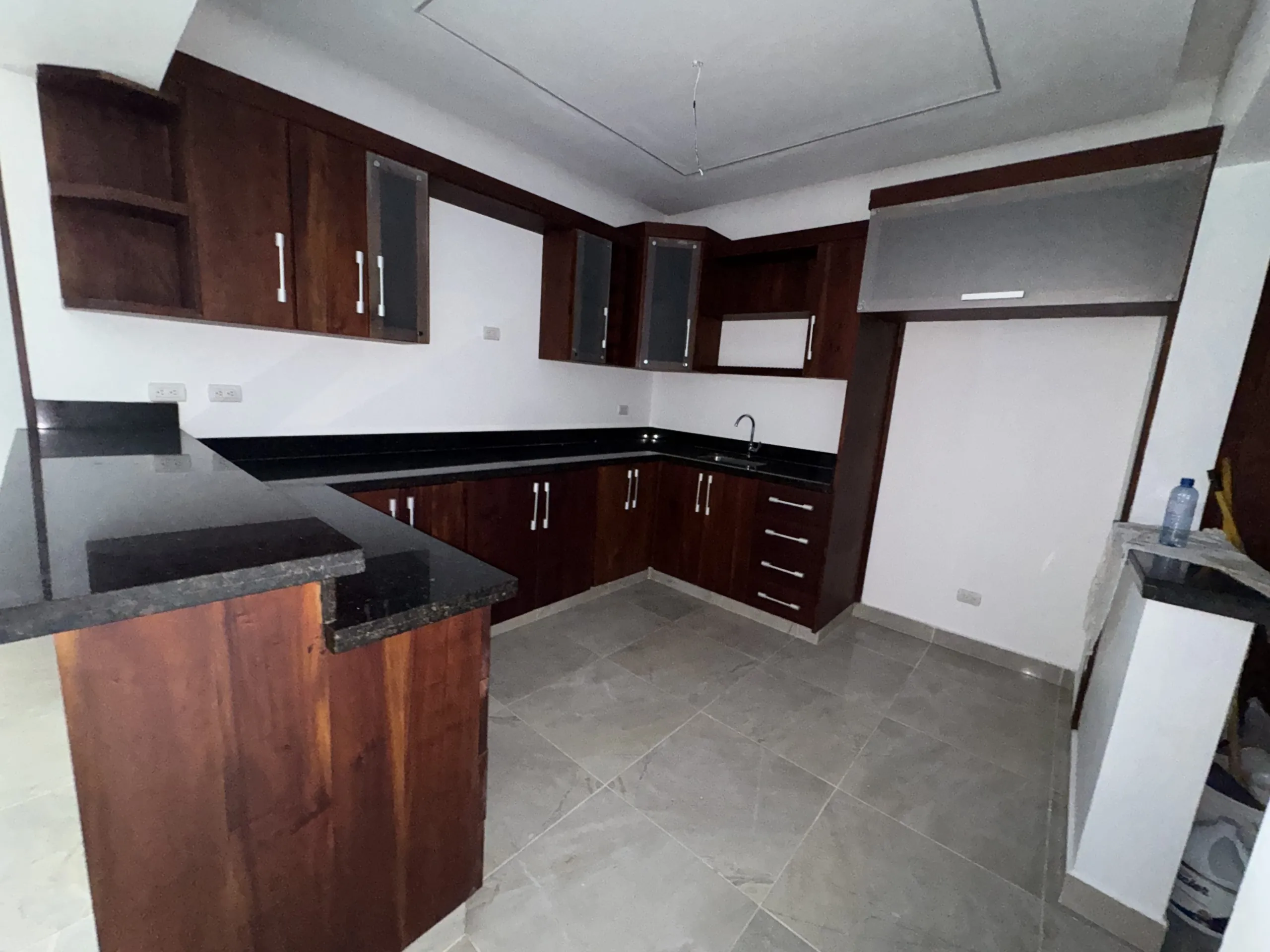 Apartamento con cocina Fría y Caliente, parqueos Techados en torre con Ascensor