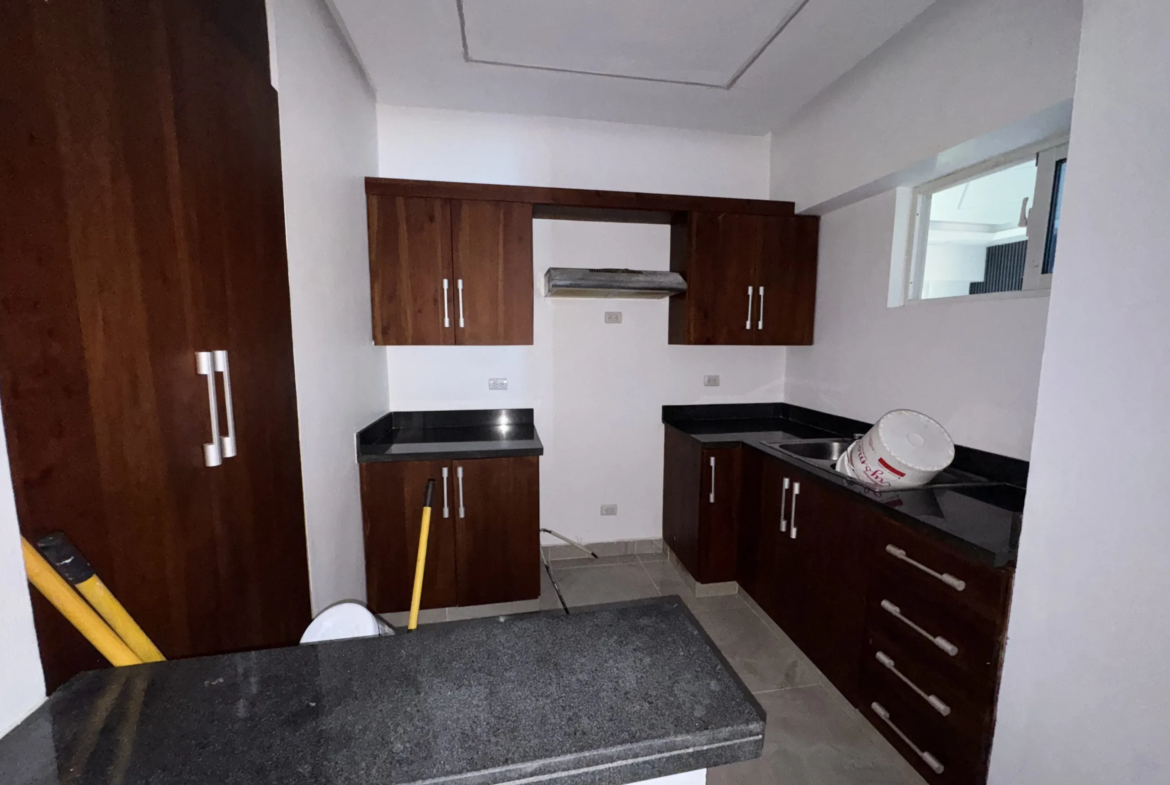 Apartamento con cocina Fría y Caliente, parqueos Techados en torre con Ascensor