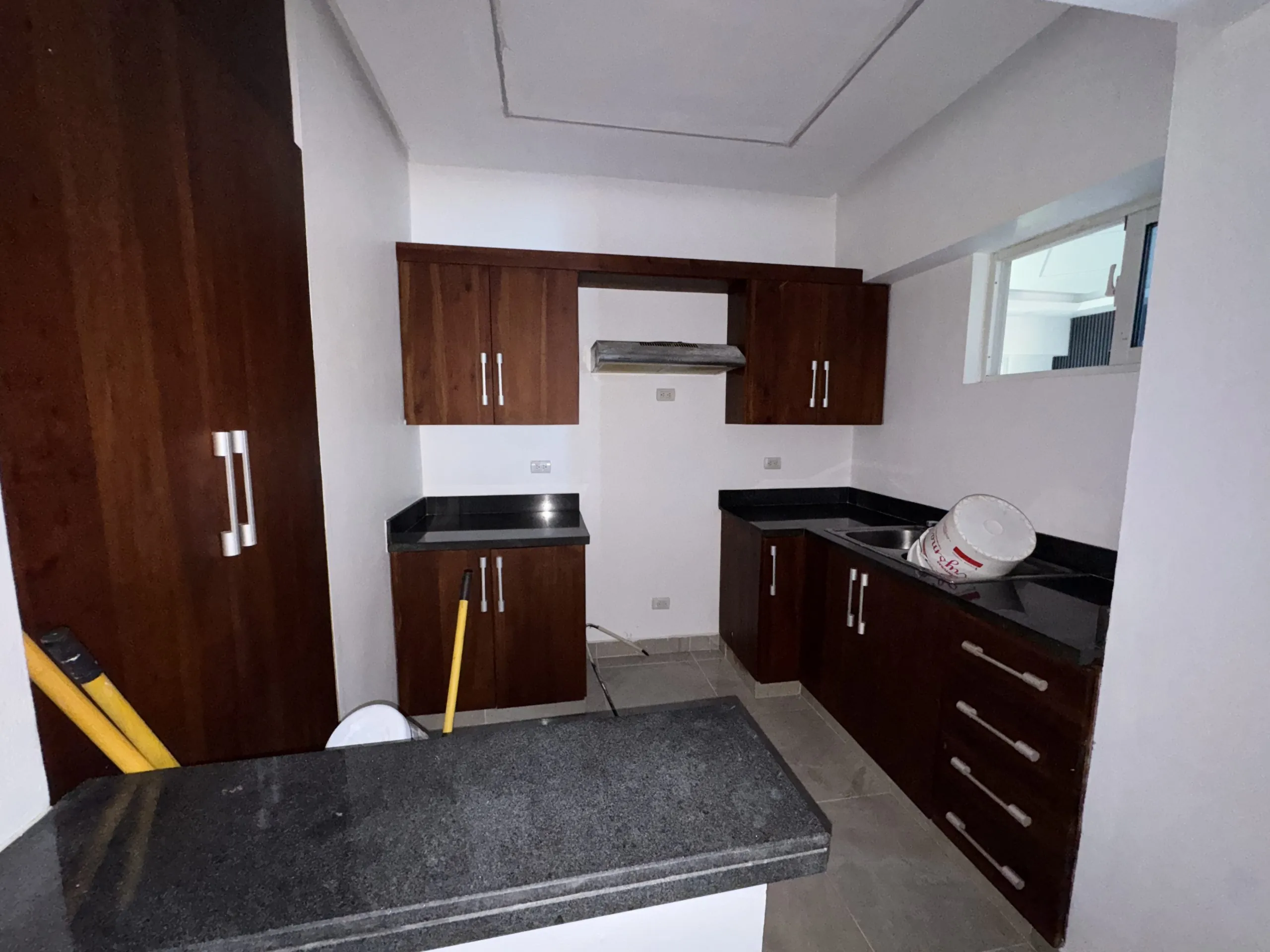 Apartamento con cocina Fría y Caliente, parqueos Techados en torre con Ascensor