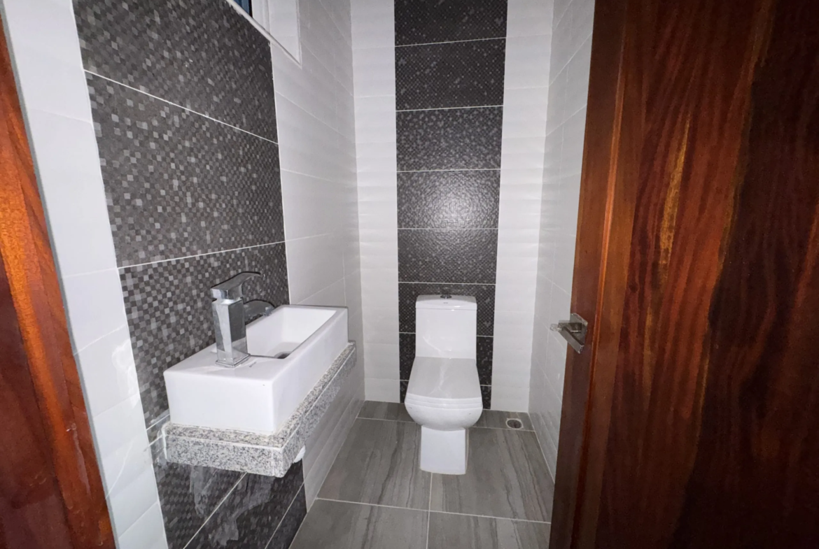 Apartamento con cocina Fría y Caliente, parqueos Techados en torre con Ascensor