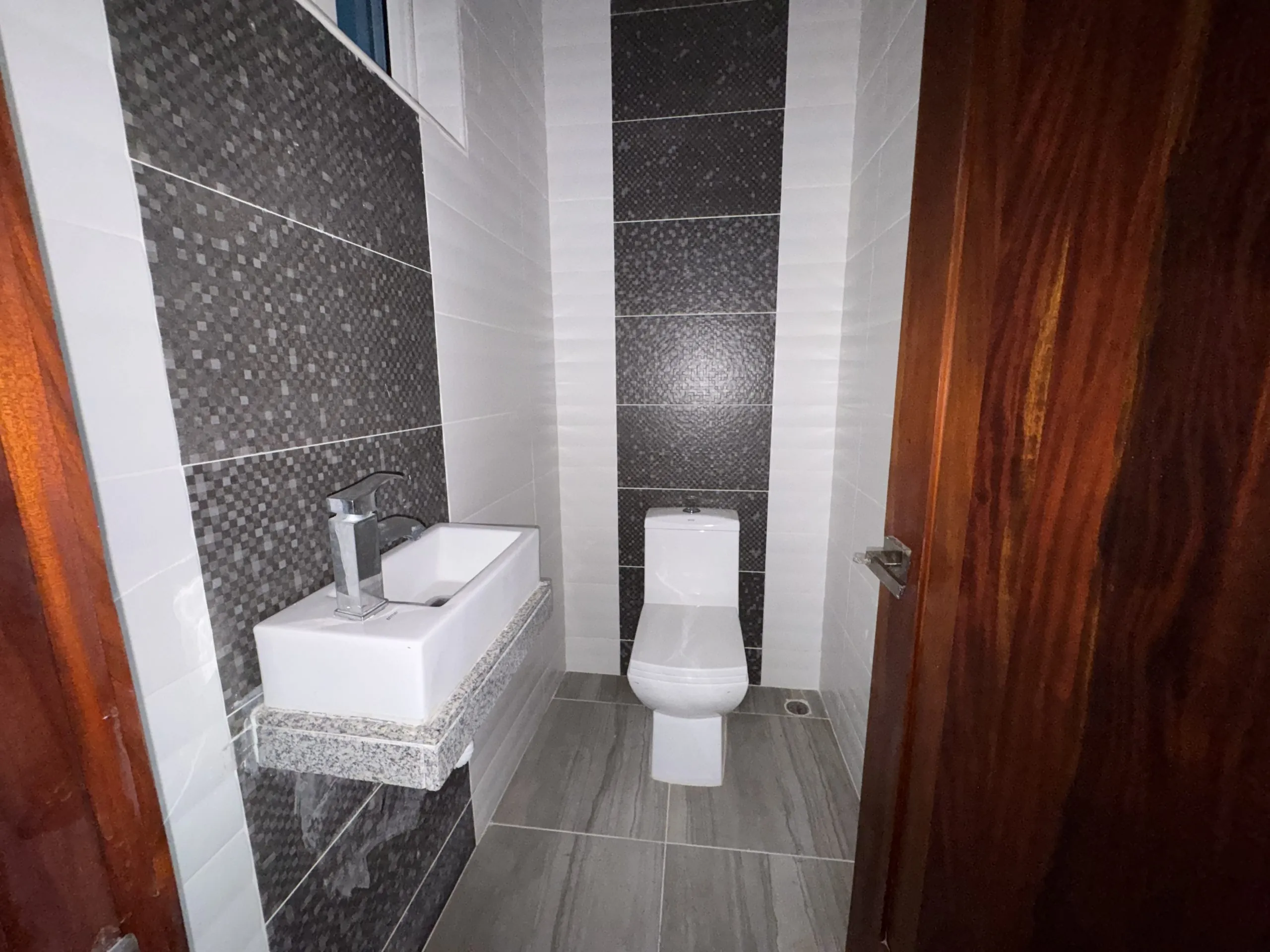 Apartamento con cocina Fría y Caliente, parqueos Techados en torre con Ascensor
