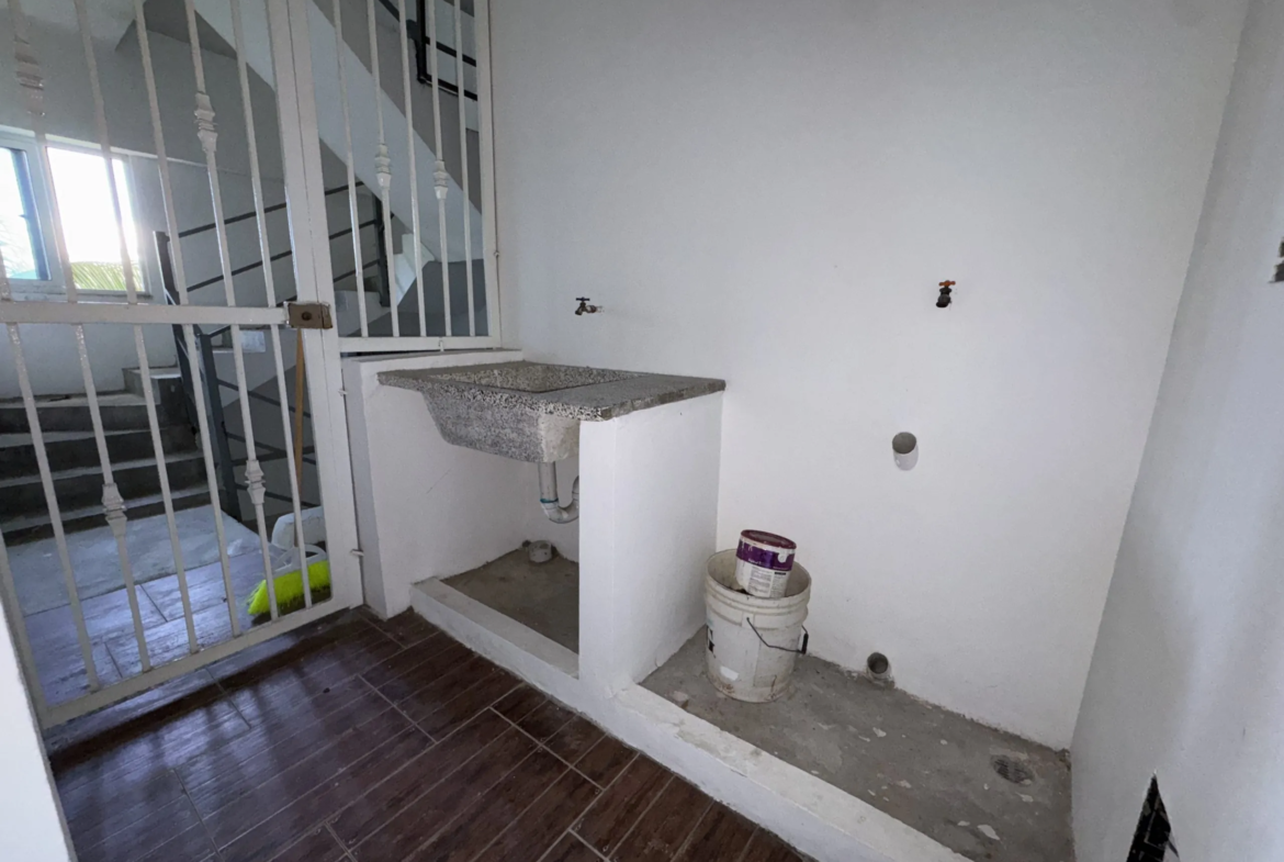 Apartamento con cocina Fría y Caliente, parqueos Techados en torre con Ascensor
