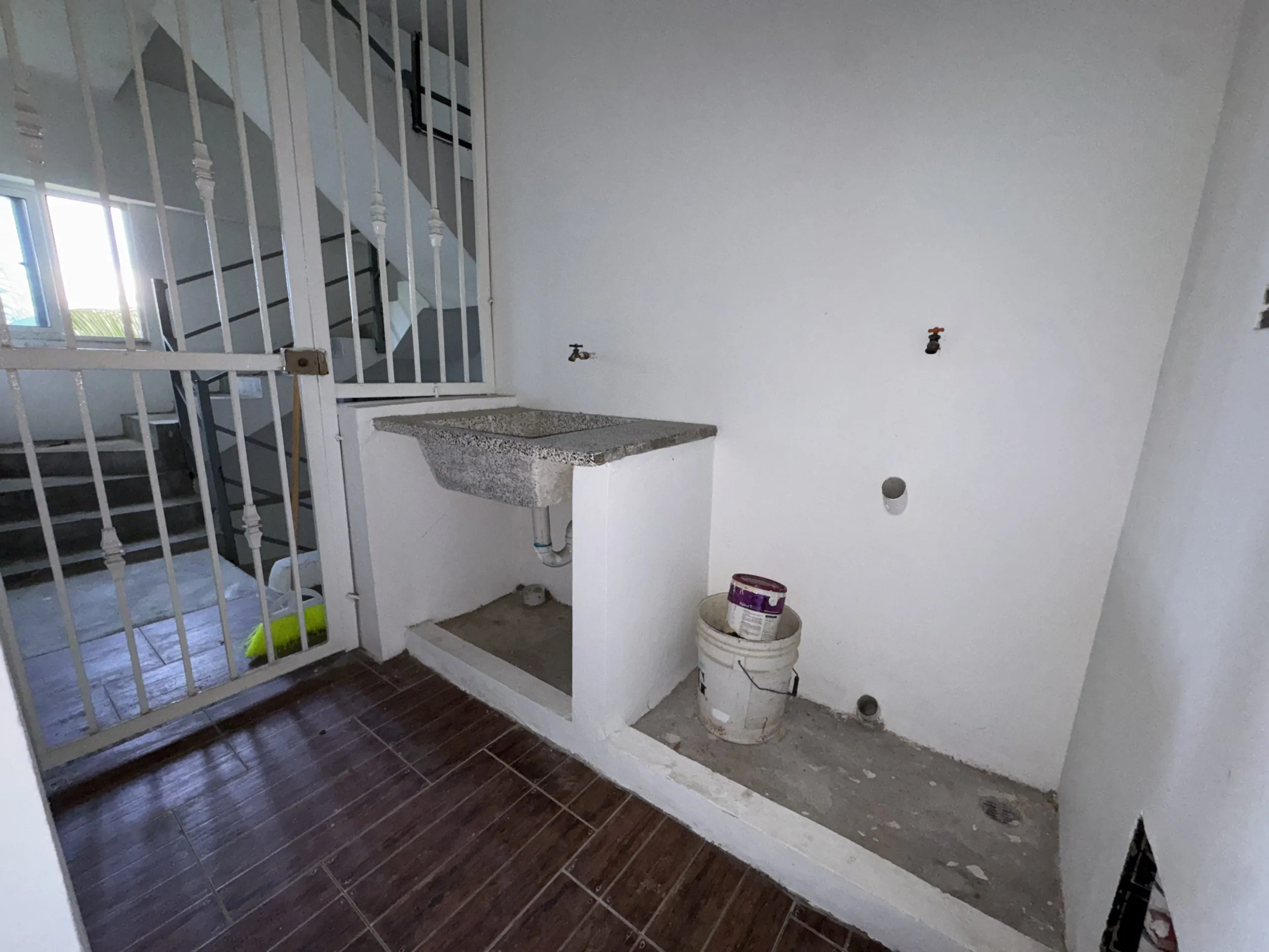 Apartamento con cocina Fría y Caliente, parqueos Techados en torre con Ascensor