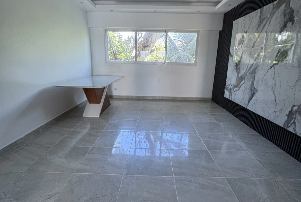 Apartamento con cocina Fría y Caliente, parqueos Techados en torre con Ascensor