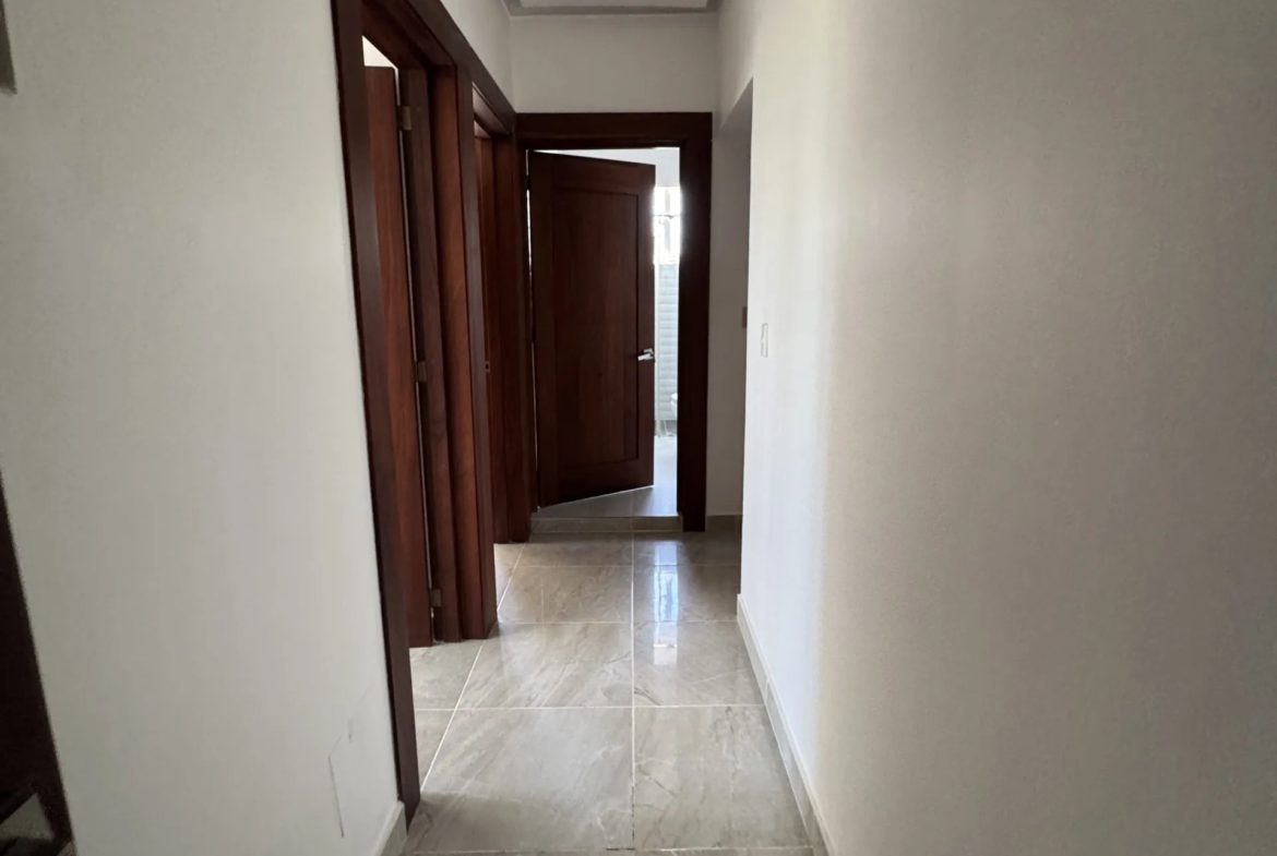 Apartamento con cocina Fría y Caliente, parqueos Techados en torre con Ascensor