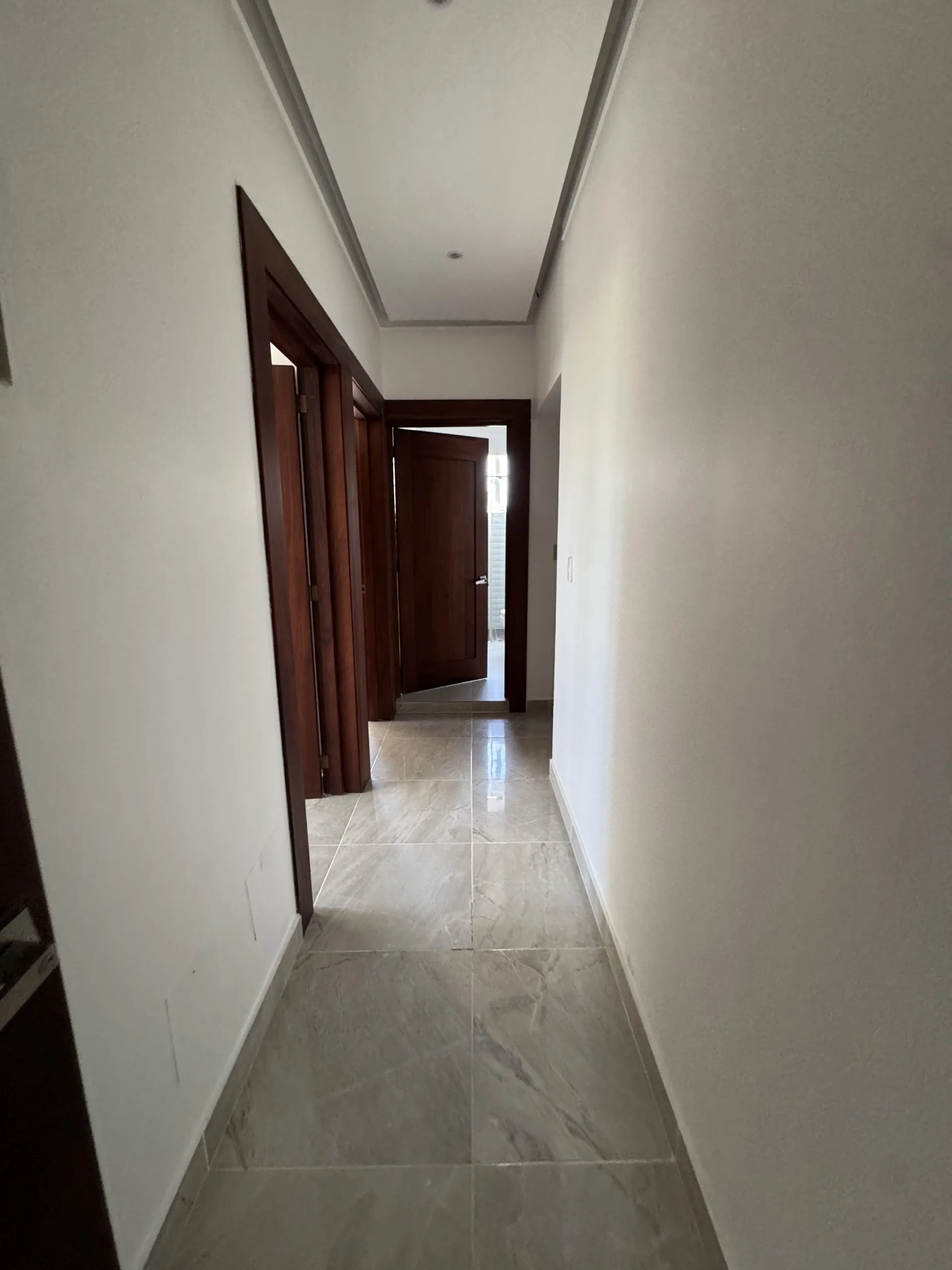 Apartamento con cocina Fría y Caliente, parqueos Techados en torre con Ascensor