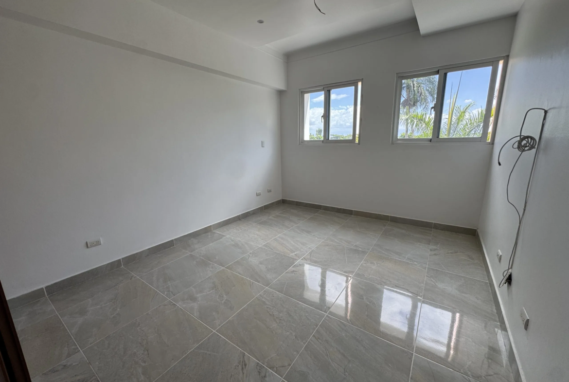 Apartamento con cocina Fría y Caliente, parqueos Techados en torre con Ascensor