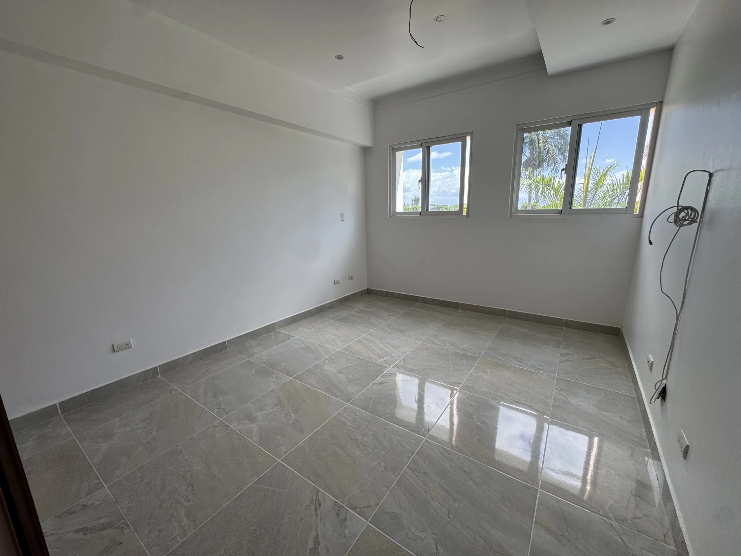 Apartamento con cocina Fría y Caliente, parqueos Techados en torre con Ascensor