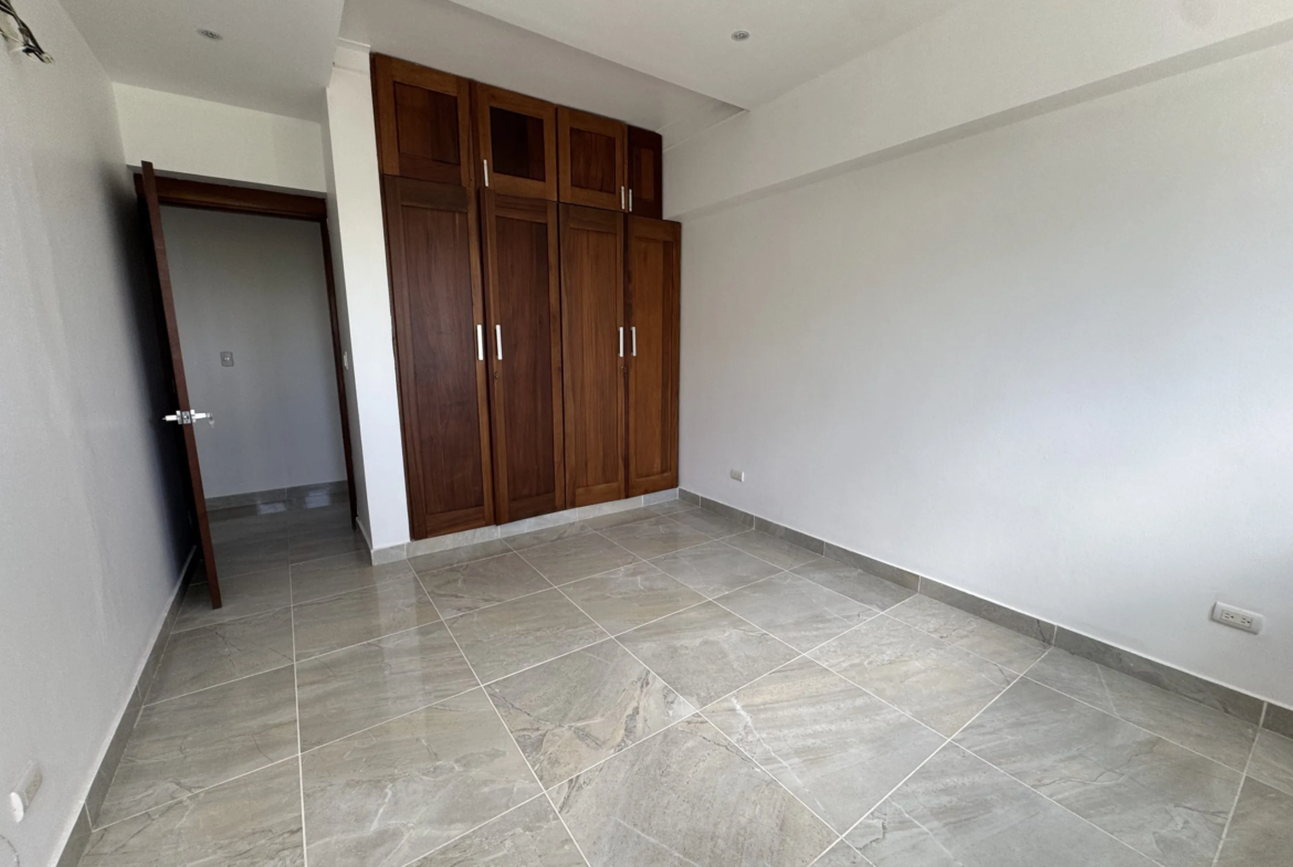 Apartamento con cocina Fría y Caliente, parqueos Techados en torre con Ascensor