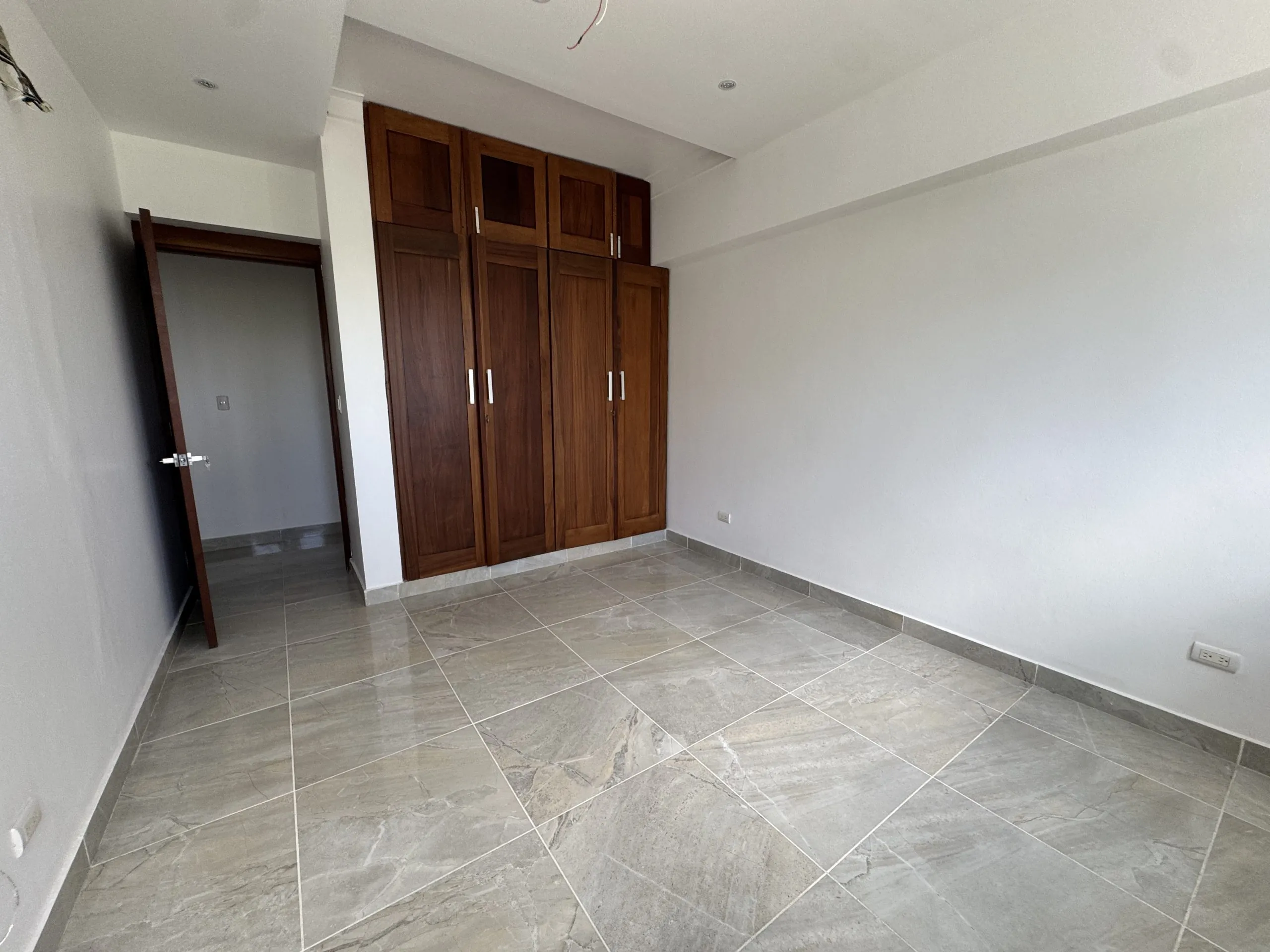 Apartamento con cocina Fría y Caliente, parqueos Techados en torre con Ascensor