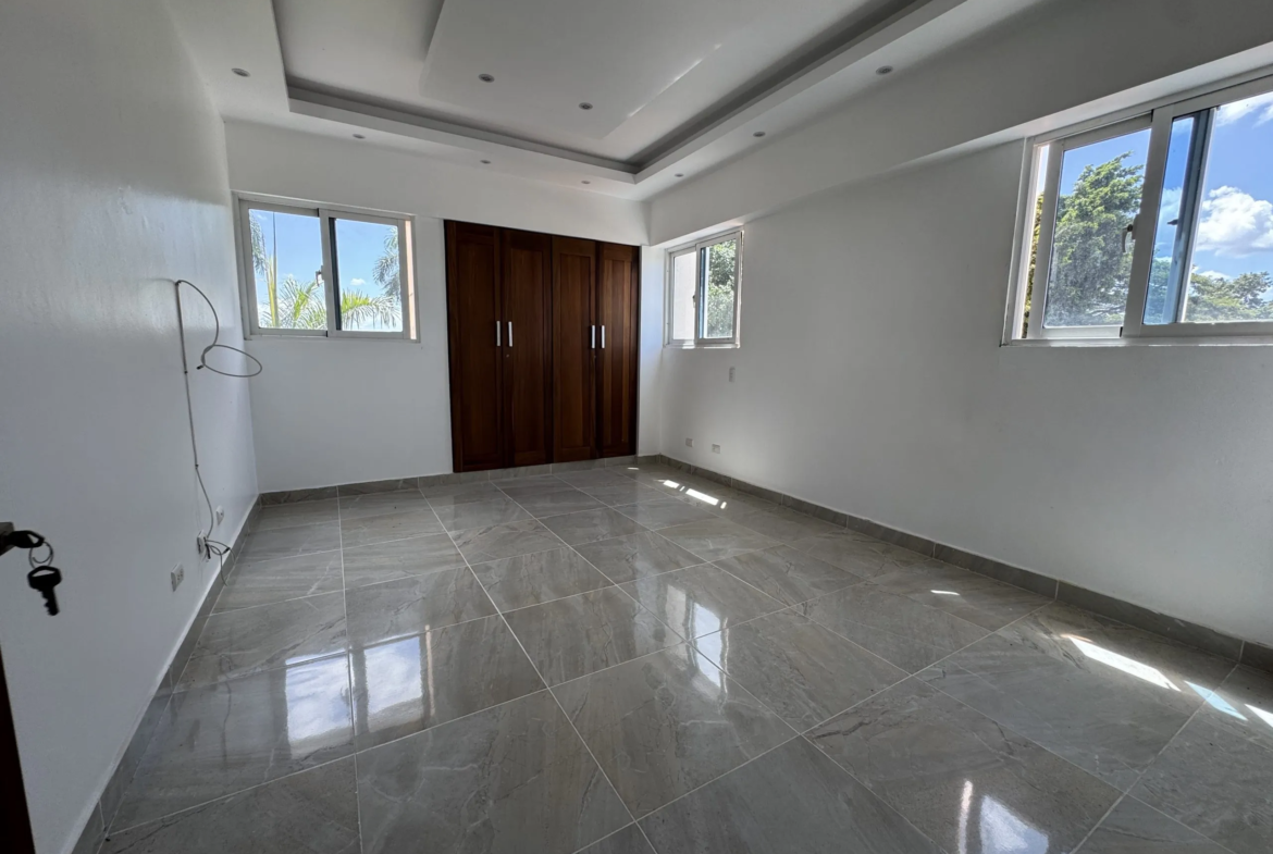 Apartamento con cocina Fría y Caliente, parqueos Techados en torre con Ascensor