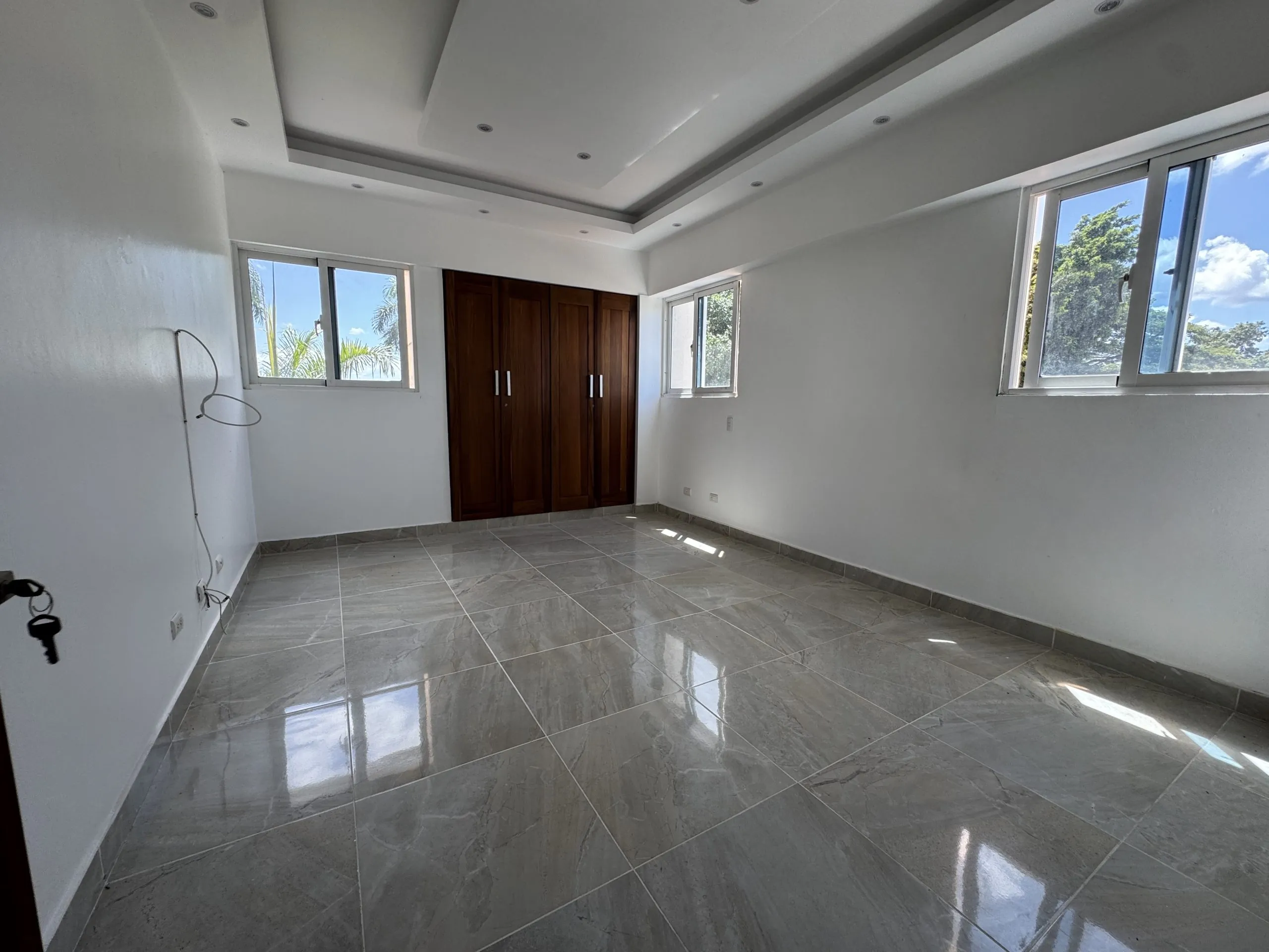 Apartamento con cocina Fría y Caliente, parqueos Techados en torre con Ascensor