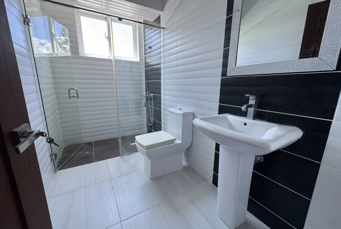 Apartamento con cocina Fría y Caliente, parqueos Techados en torre con Ascensor