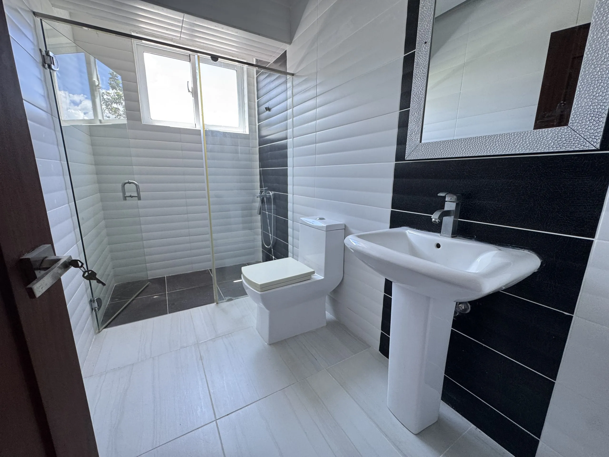 Apartamento con cocina Fría y Caliente, parqueos Techados en torre con Ascensor