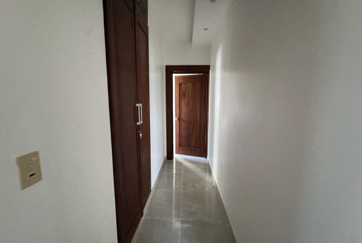 Apartamento con cocina Fría y Caliente, parqueos Techados en torre con Ascensor