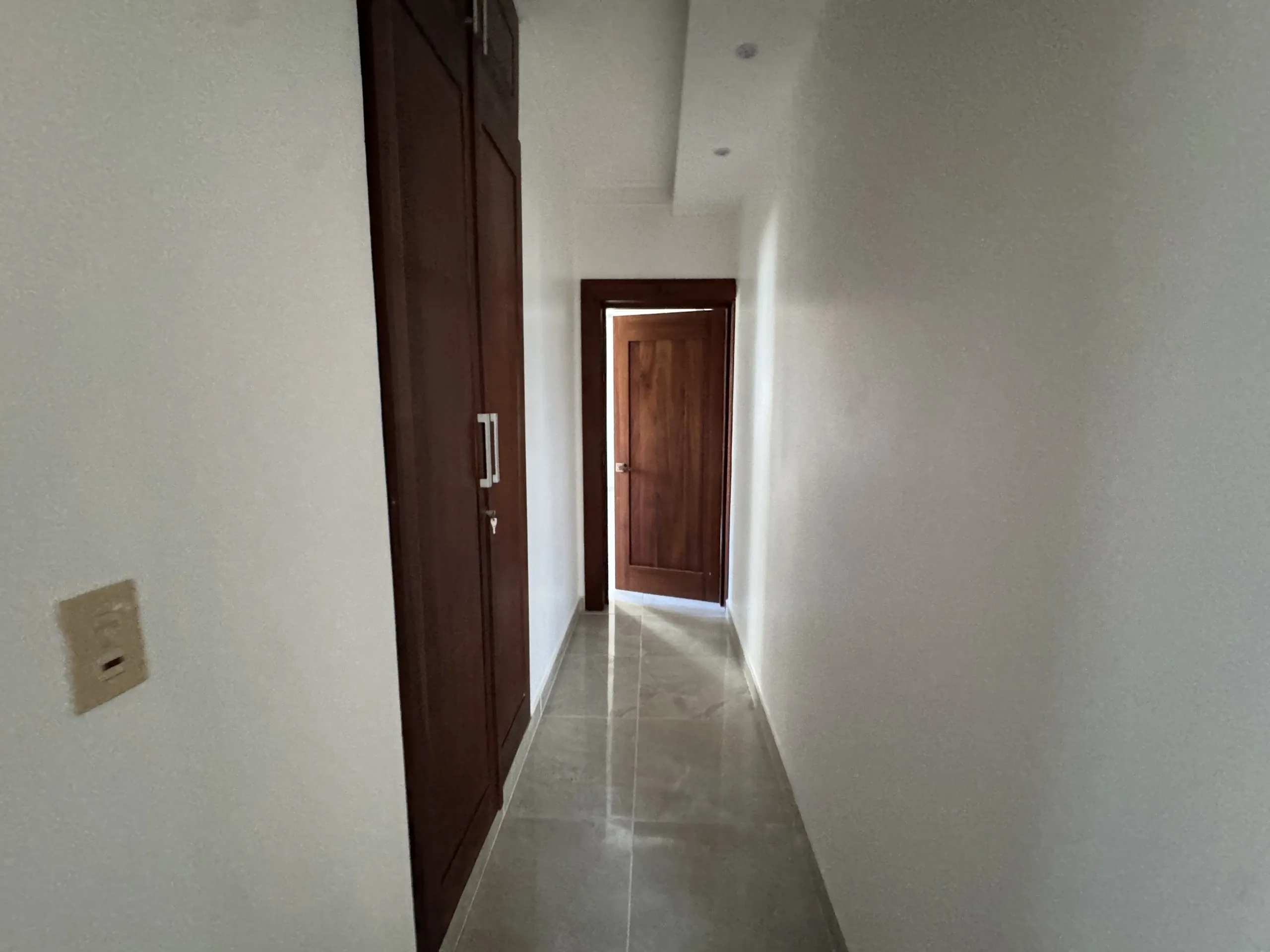 Apartamento con cocina Fría y Caliente, parqueos Techados en torre con Ascensor