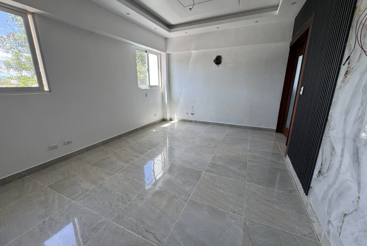 Apartamento con cocina Fría y Caliente, parqueos Techados en torre con Ascensor