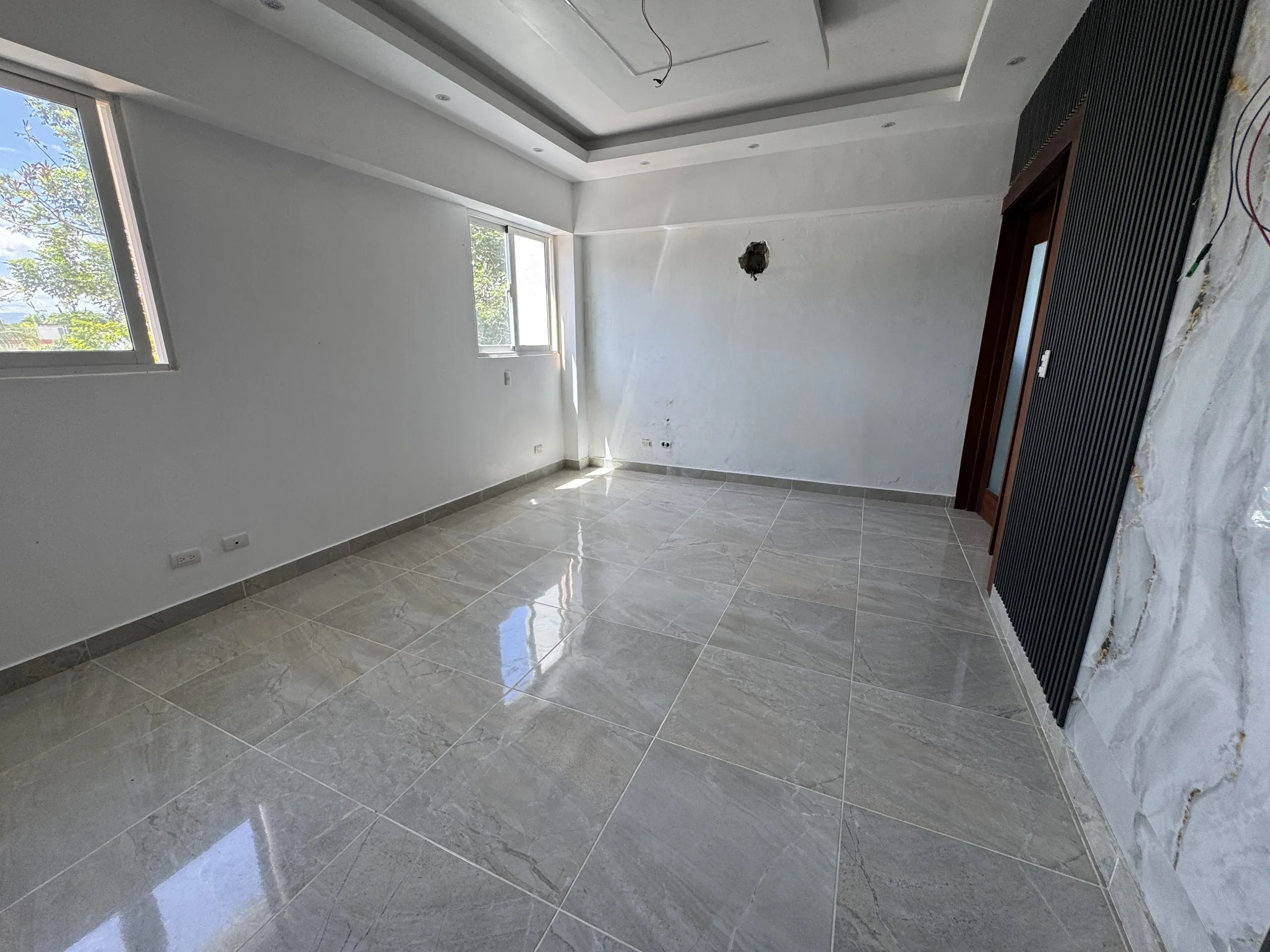 Apartamento con cocina Fría y Caliente, parqueos Techados en torre con Ascensor