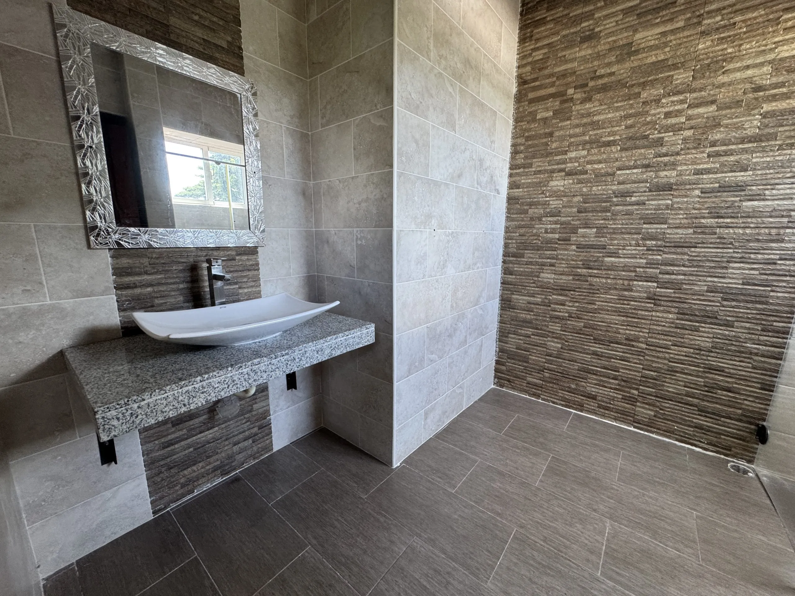 Apartamento con cocina Fría y Caliente, parqueos Techados en torre con Ascensor