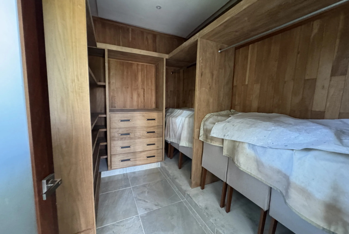 Apartamento con cocina Fría y Caliente, parqueos Techados en torre con Ascensor