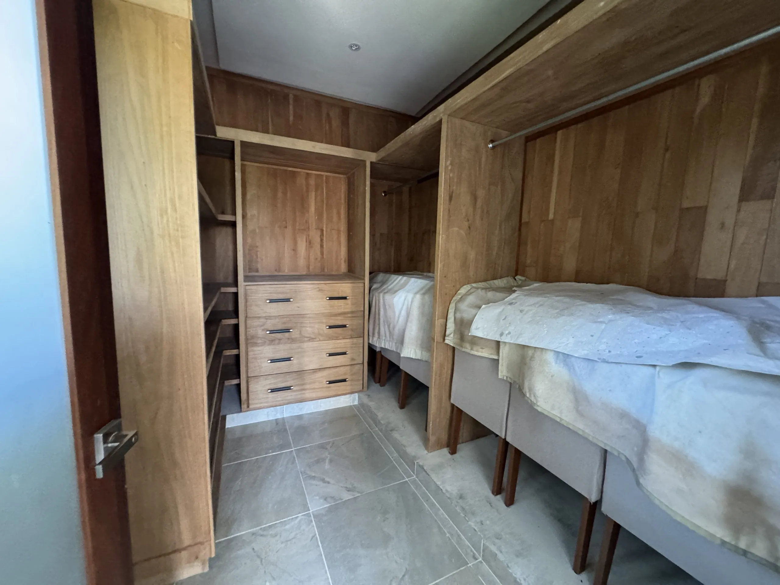Apartamento con cocina Fría y Caliente, parqueos Techados en torre con Ascensor