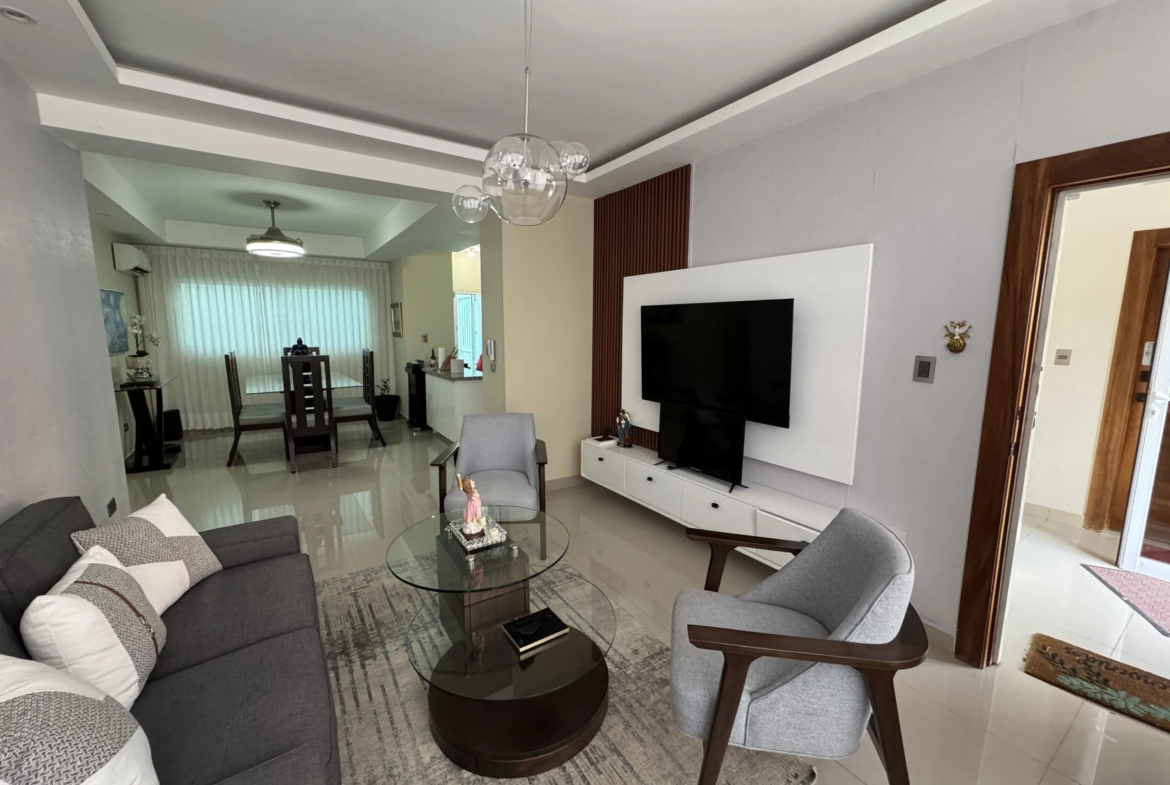 Primer nivel de 2 habitaciones y área de lindero privada