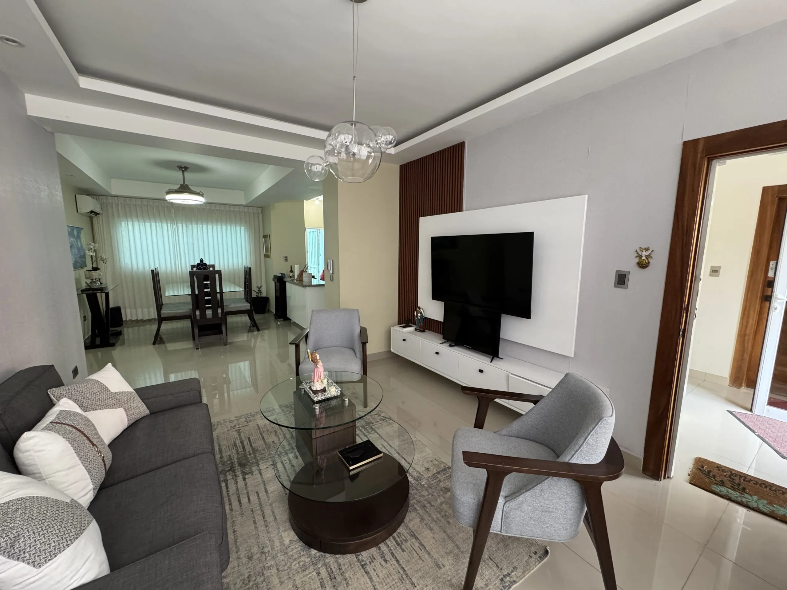 Primer nivel de 2 habitaciones y área de lindero privada