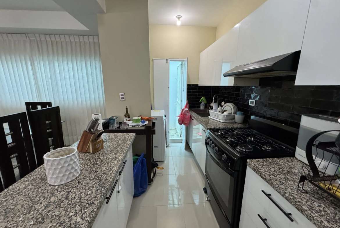 Primer nivel de 2 habitaciones y área de lindero privada