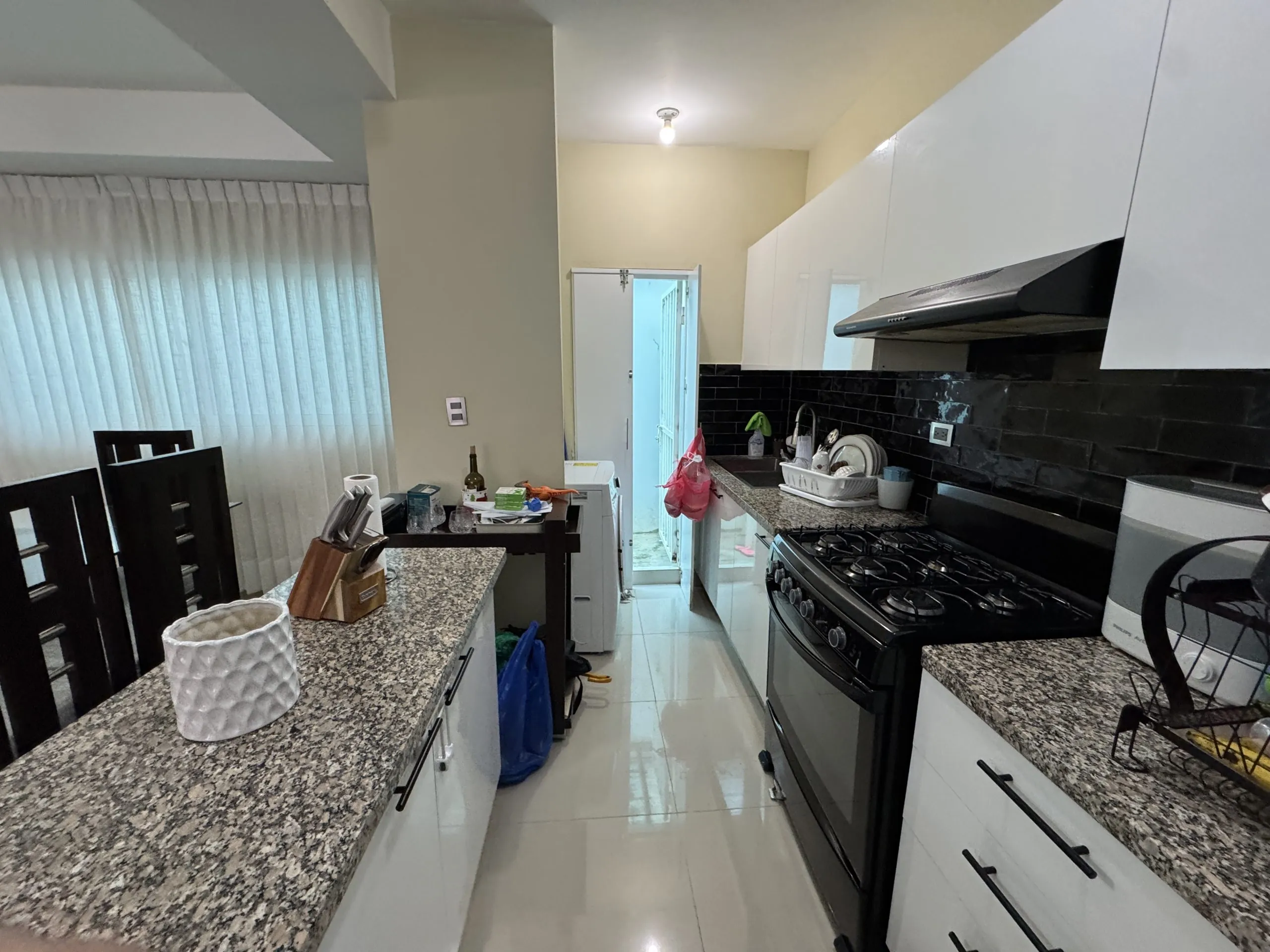 Primer nivel de 2 habitaciones y área de lindero privada