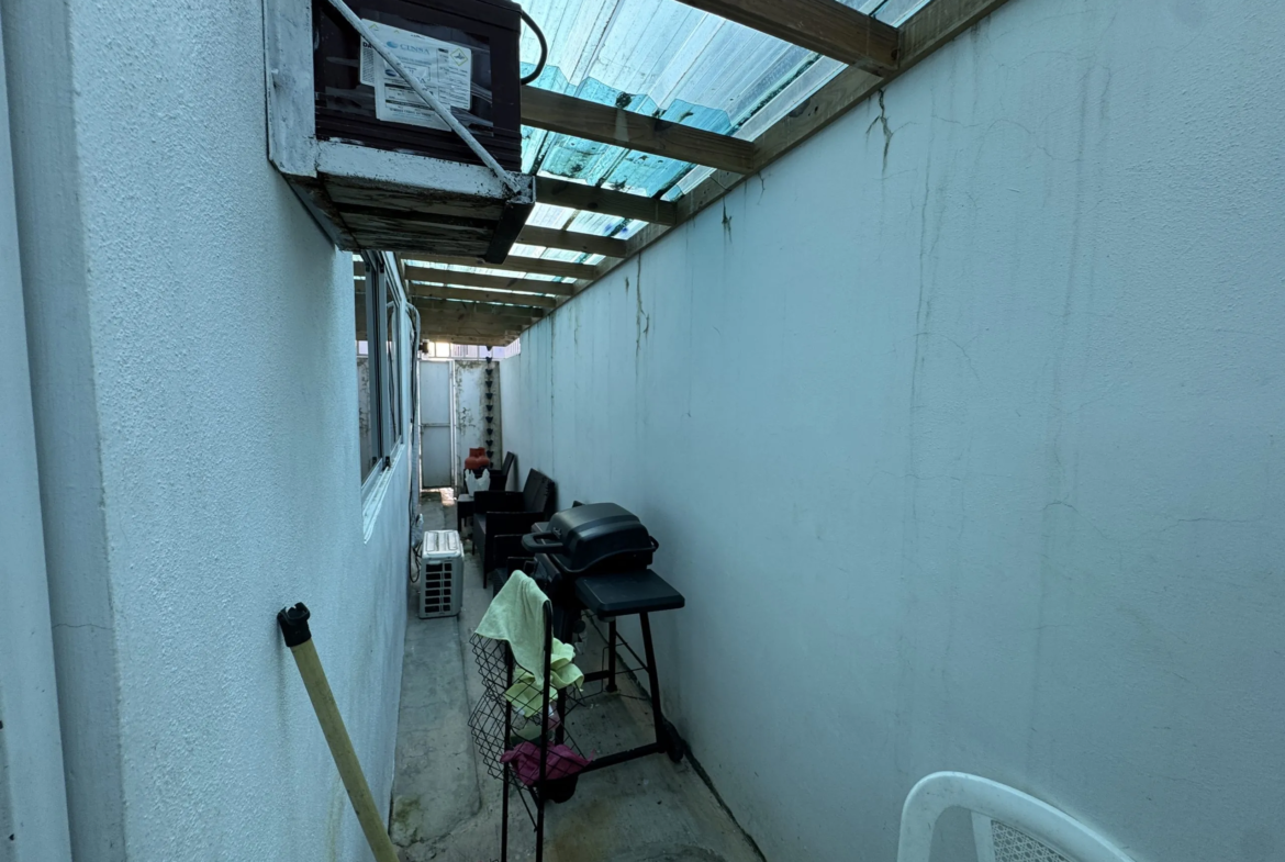 Primer nivel de 2 habitaciones y área de lindero privada