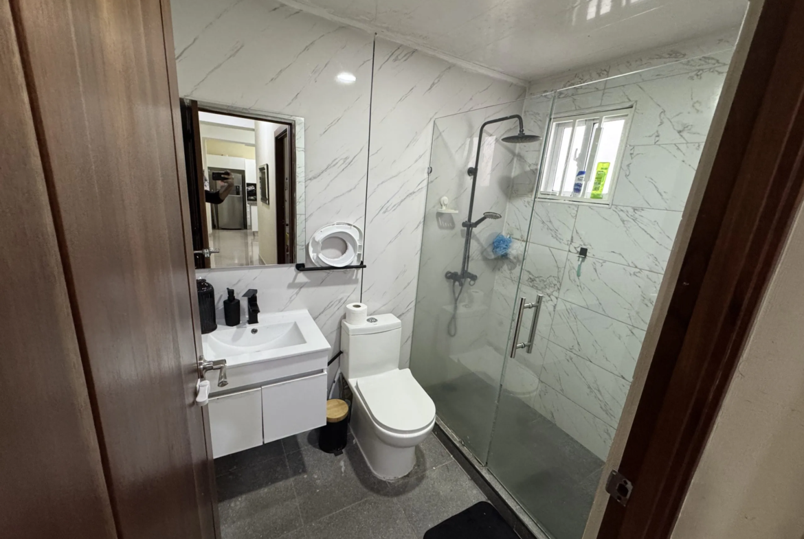 Primer nivel de 2 habitaciones y área de lindero privada