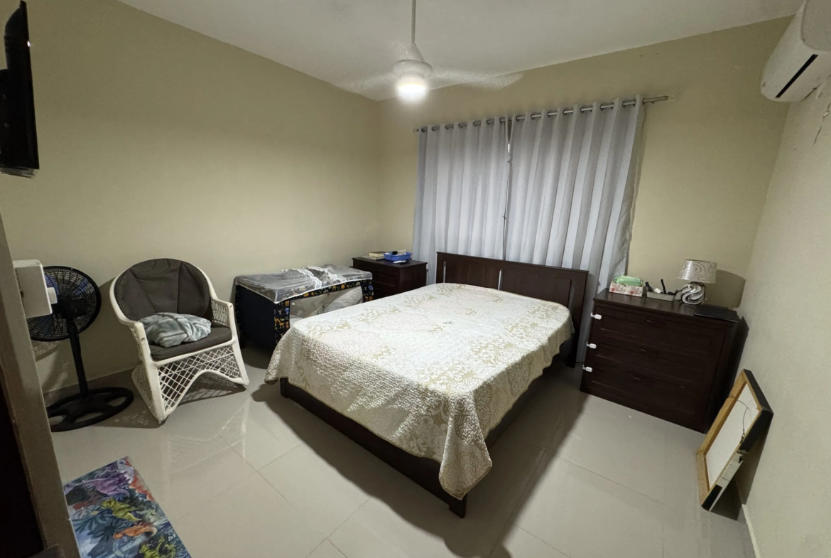 Primer nivel de 2 habitaciones y área de lindero privada