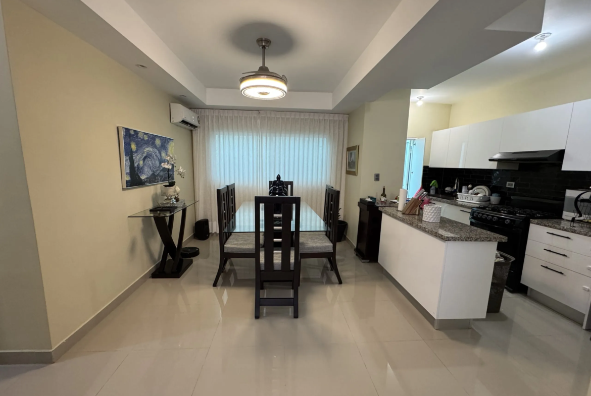 Primer nivel de 2 habitaciones y área de lindero privada