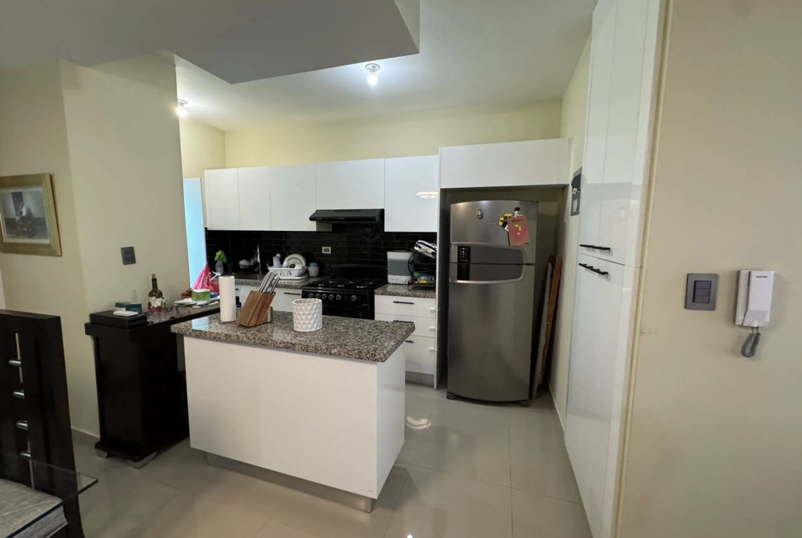 Primer nivel de 2 habitaciones y área de lindero privada
