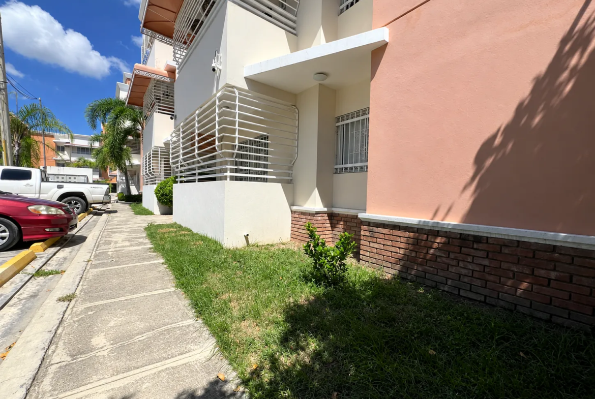 Primer nivel con patio enorme y 2 cocinas