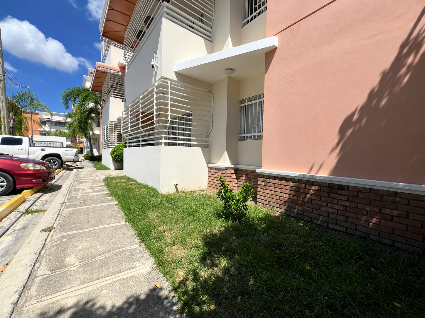 Primer nivel con patio enorme y 2 cocinas