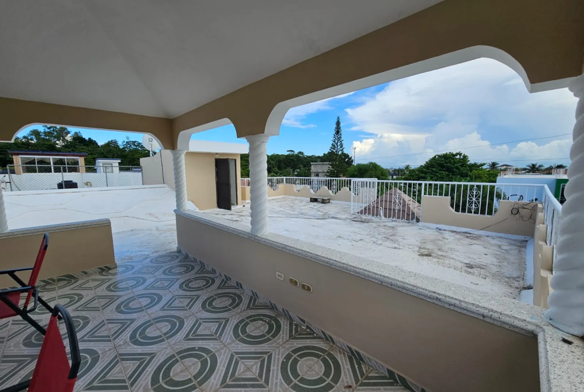 Casa muy amplia, cada hab. con su baño + terraza + kiosko
