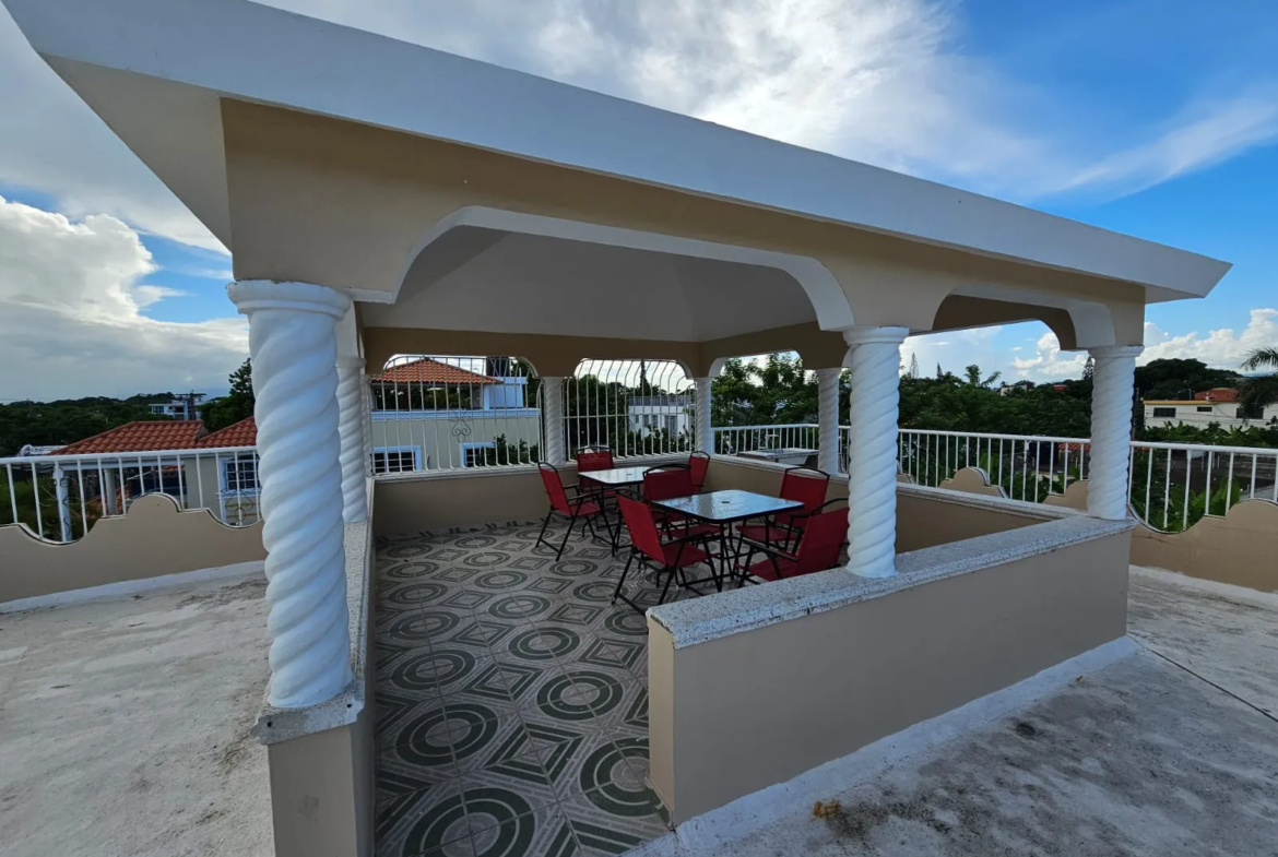Casa muy amplia, cada hab. con su baño + terraza + kiosko