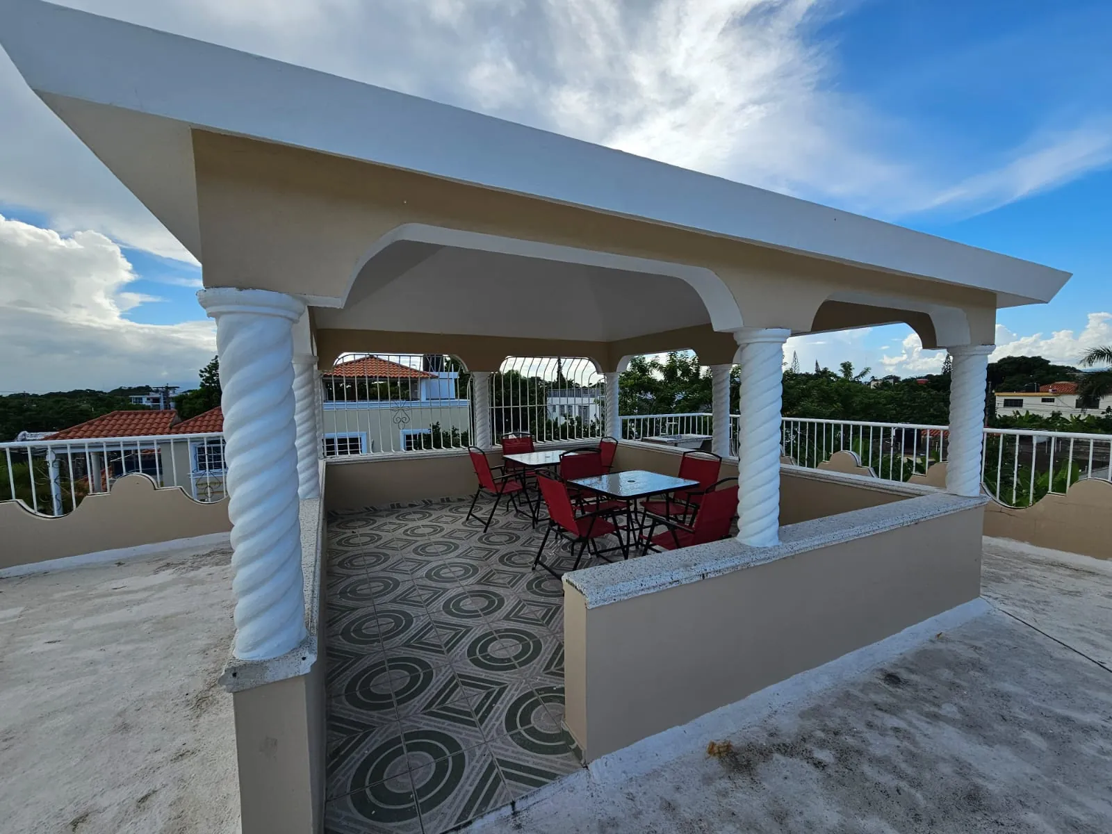 Casa muy amplia, cada hab. con su baño + terraza + kiosko