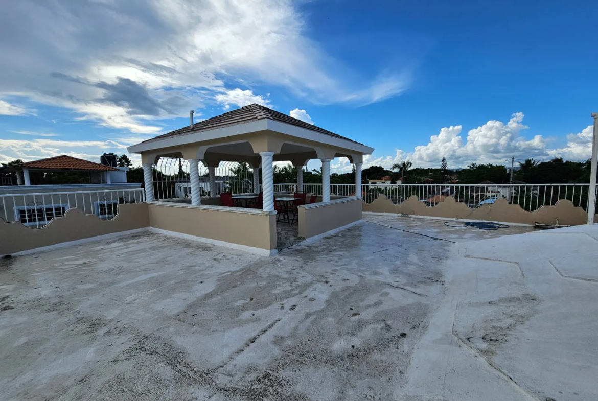 Casa muy amplia, cada hab. con su baño + terraza + kiosko