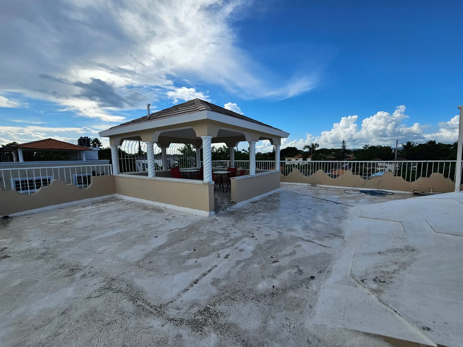 Casa muy amplia, cada hab. con su baño + terraza + kiosko