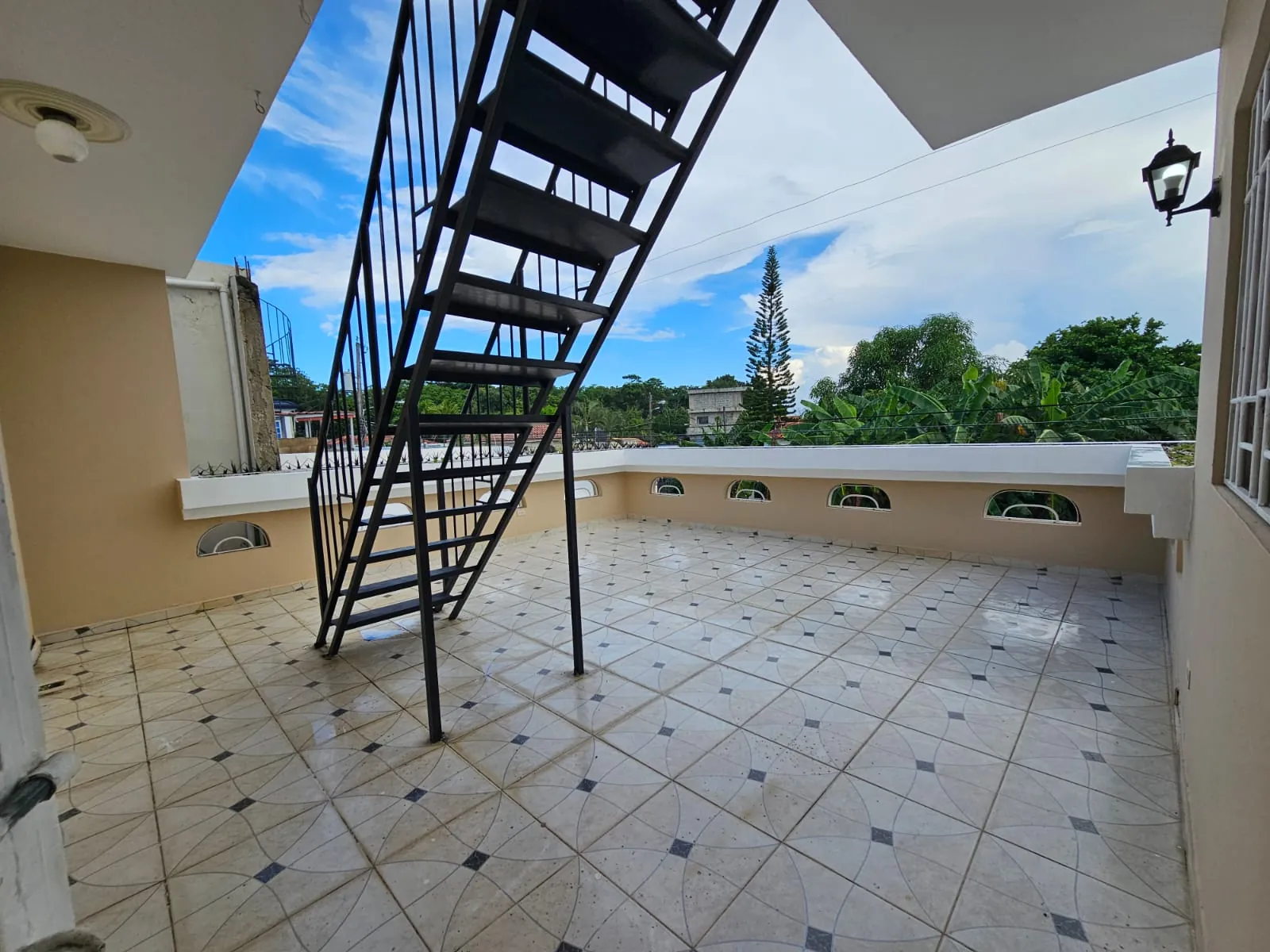 Casa muy amplia, cada hab. con su baño + terraza + kiosko