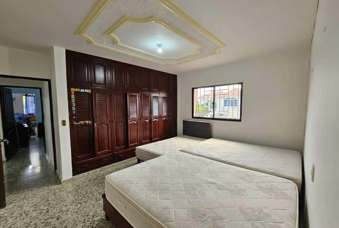 Casa muy amplia, cada hab. con su baño + terraza + kiosko